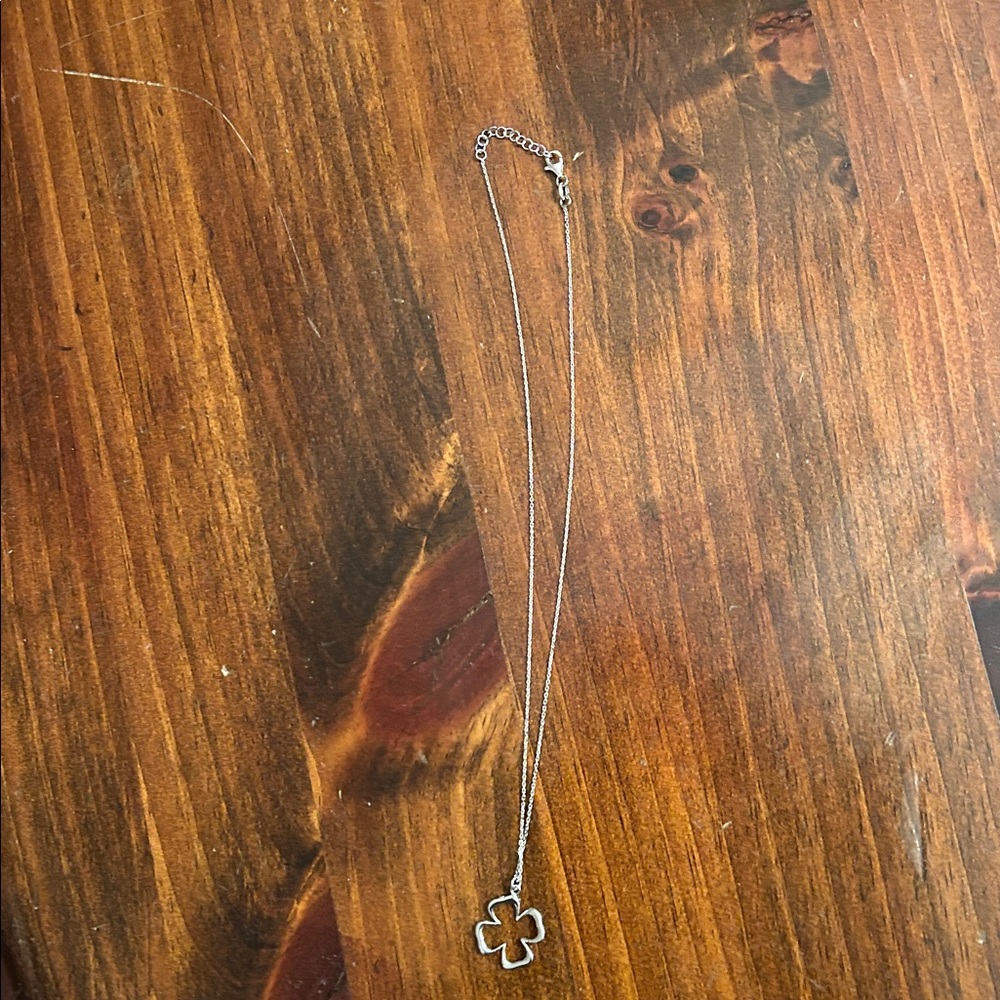 Elegant Silver Clover Necklace - Picture 5 of 6